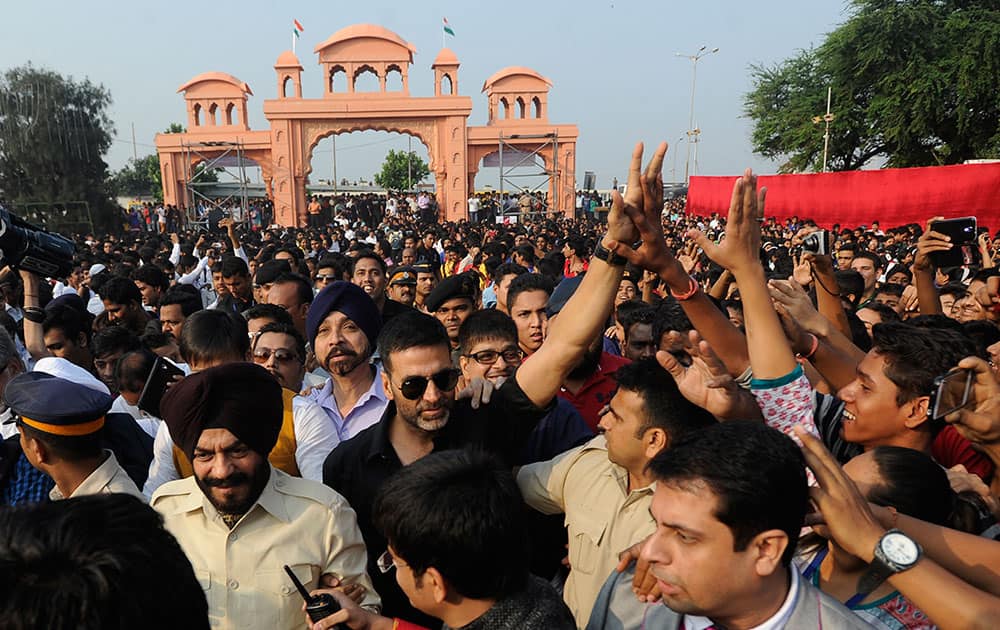 Bollywood actor Akshay Kumar (C) pays tribute to 26/11 martyrs at Marine Drive in Mumbai. - DNA