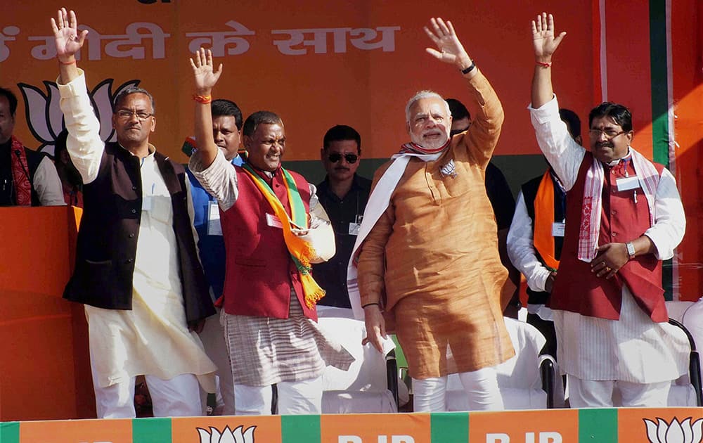 PRIME MINISTER NARENDRA MODI WITH BJP LEADERS WAVE TO CROWD AT AN ELECTION RALLY IN LATEHAR.