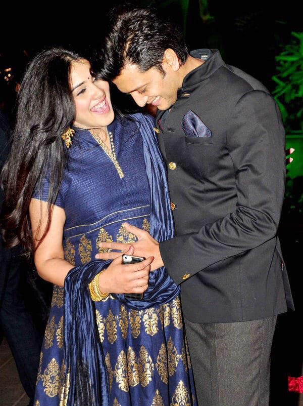 Genelia Deshmukh - This has to be the awww pic of the day! How cute are Riteish and mom-to-be Genelia in this pic! @geneliad  -twitter