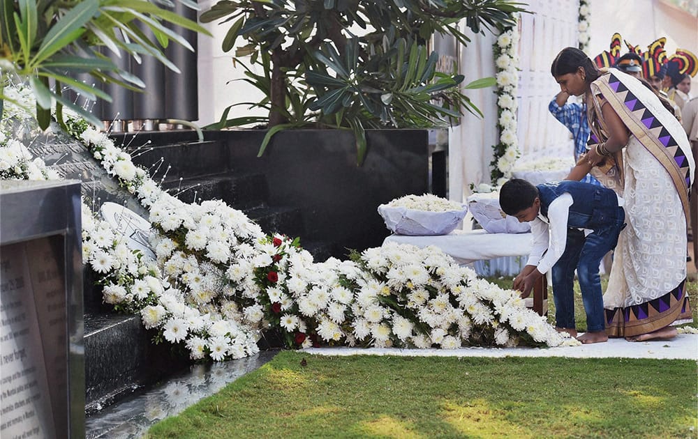 Family members paying tributes to the victims of 26/11 Mumbai terror attacks on the sixth anniversary of the gruesome incident, in Mumbai.
