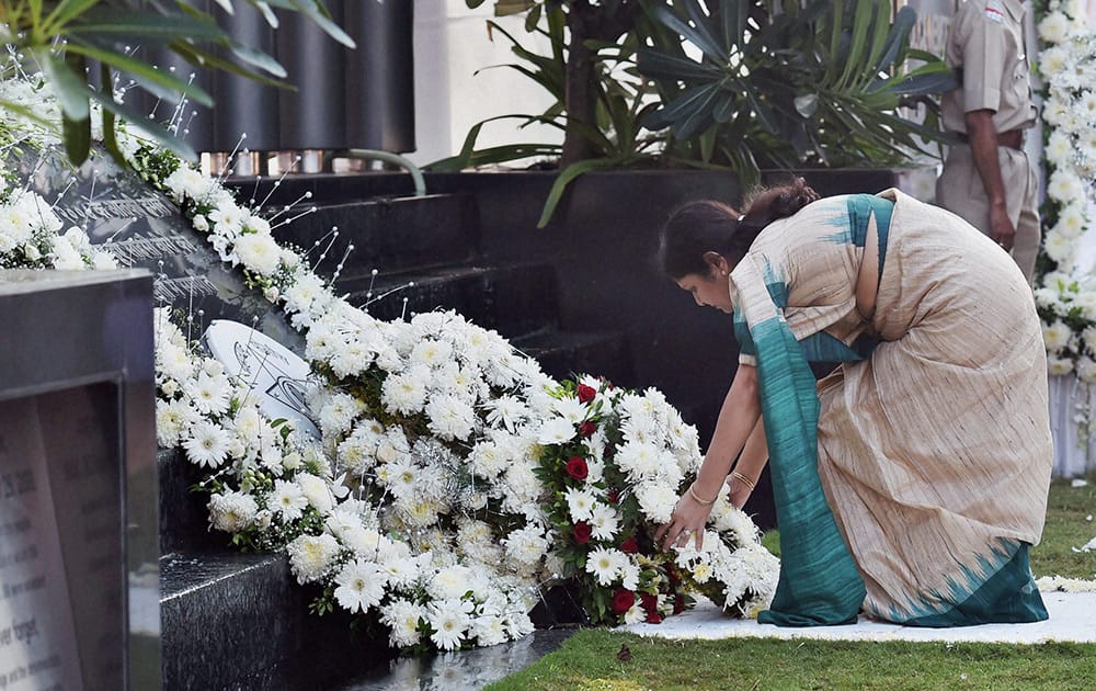 Slain encounter specialist Vijay Salaskars wife, Smita Salaskar, pays tributes to the victims of 26/11 Mumbai terror attacks on the sixth anniversary of the gruesome incident.