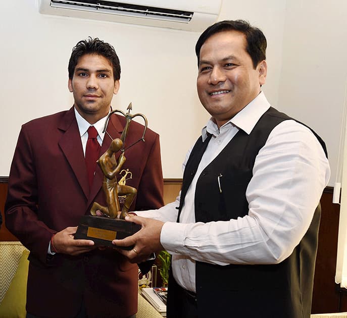 Sports Minister Sarbananda Sonowal presents the Arjuna Award to Boxer Manoj Kumar in New Delhi.