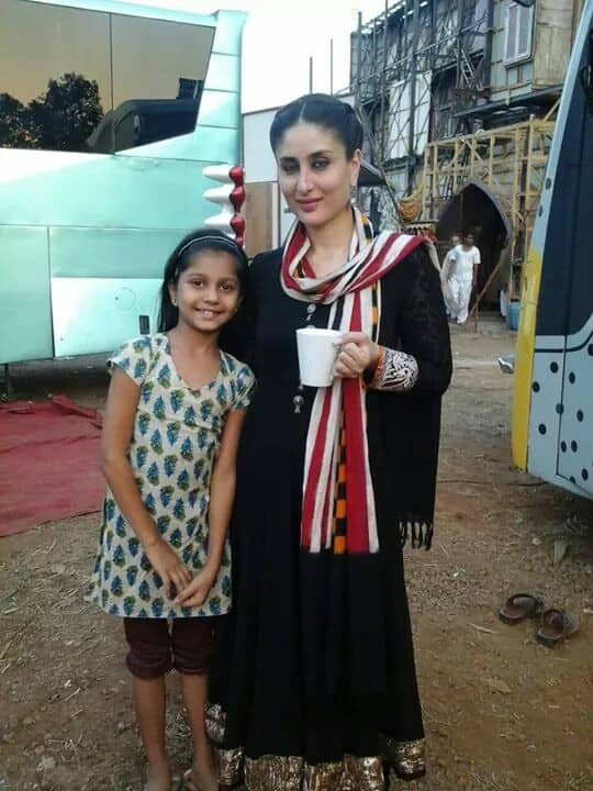 Kareena spotted with her little Fan on the sets of Bajrangi Bhaijaan  - Twitter