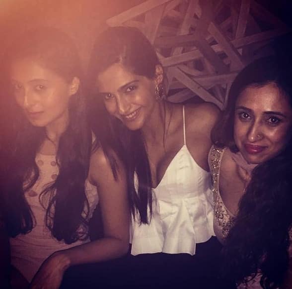 Sonam Kapoor ‏:-#bff #girlsnightout  @perniaq @shehlaakhan #soulsisters - Twitter