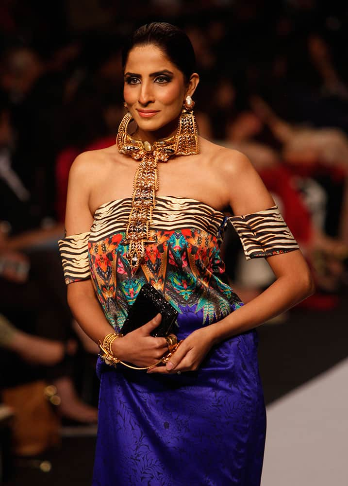 A model presents creations by Pakistani designer Sana Safinaz on the last day of Pakistan Fashion Week, Autumn/Winter 2014 in Karachi.