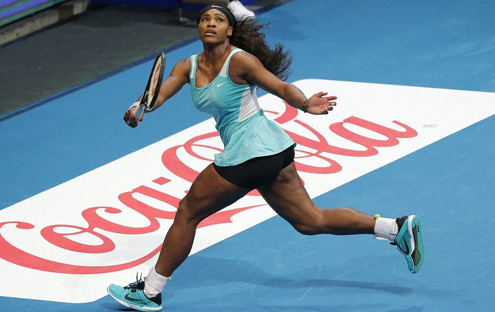 SINGAPORE SLAMMERS SERENA WILLIAMS IN ACTION AGAINST MANILA MAVERICKS KIRSTEN FLIPKENS DURING THEIR WOMENS SINGLES MATCH AT THE IPTL (INTERNATIONAL PREMIER TENNIS LEAGUE) AT THE MALL OF ASIA ARENA IN SUBURBAN PASAY CITY, SOUTH OF MANILA, PHILIPPINES.