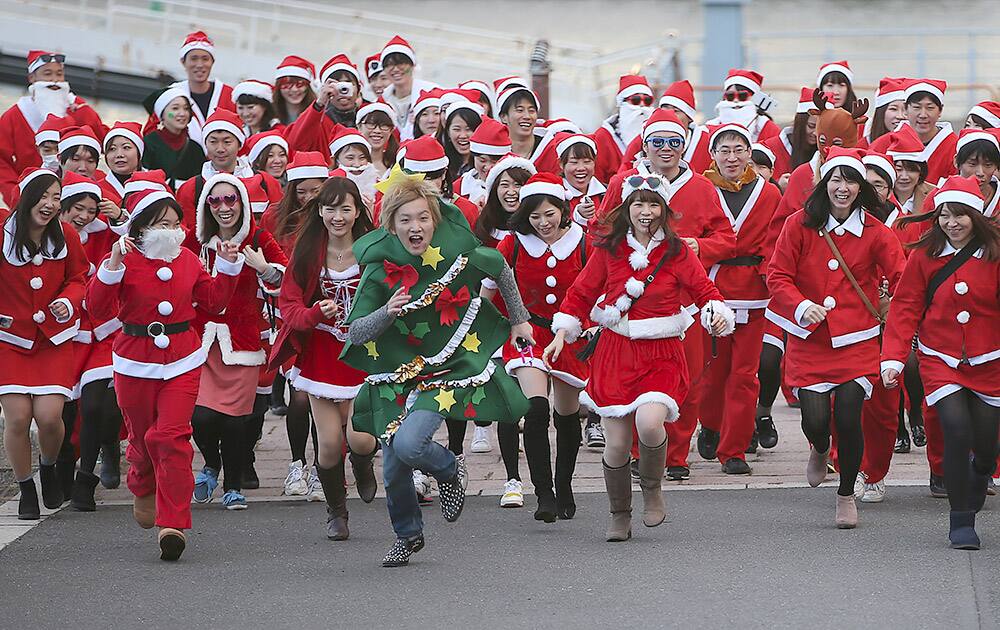 People dressed as Santa Claus run in Tokyo Santa Run at Kasai Rinkai Park in Tokyo. Over 400 people participated in the 2.5 kilometers (1.5 miles) run.