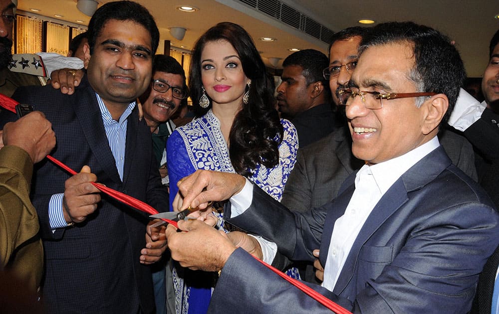 Bollywood actress Aishwarya Rai Bachchan inaugurates a jewellery showroom in Amritsar.
