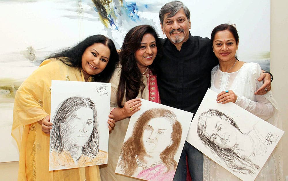 Bollywood actors ,Vidya Sinha,Bindiya Goswami,Amol Palekar and Zarina Wahab at abstract oil on canvas painting exhibition by Bollywood Actor and Director Amol Palekar in Mumbai.