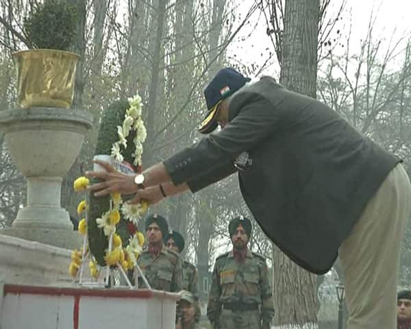 PM Narendra Modi pays tributes to jawaans at the #BadamiBagh headquarters of the Indian #Army. -twitter 