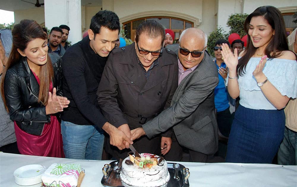 Veteran actor Dharmendra celebrating his 79th birthday with co-actors Gippy Grewal, Teena Ahuja and Geeta Basra during the shoot of the film Second Hand Husband in Jalandhar.