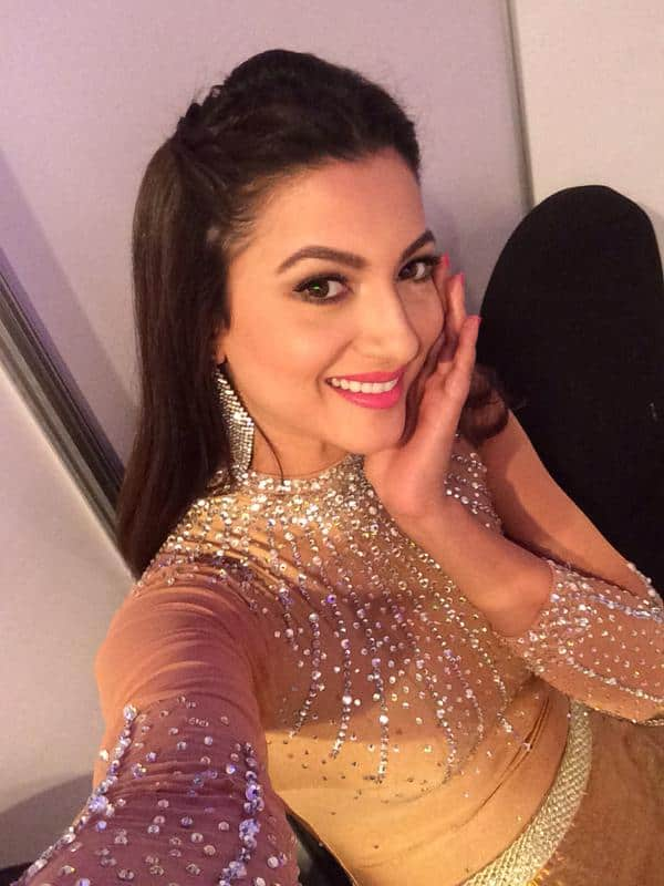 GAUAHAR KHAN:- So fr every1 who's wanting to see me smile... Here goes... Pls keep me in ur prayers...thank u fr all d love -twitter