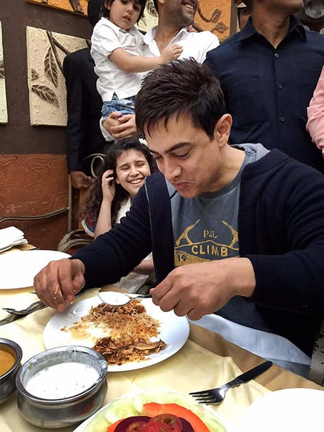 Aamir Khan eating Biriyani in Hyderabad.