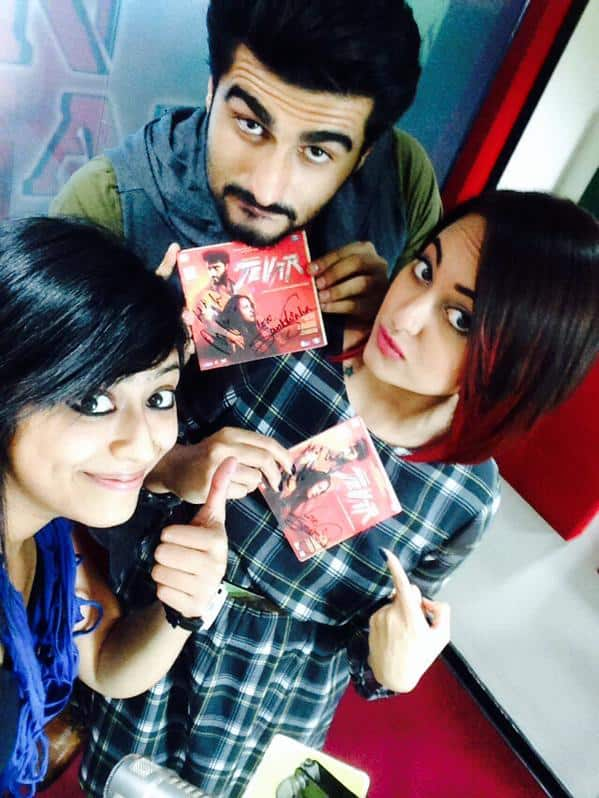 sonakshi sinha :- #MirchiSelfieQueen @Sangsterr de Rahi hai #Tevar ki cd's autographed by @arjunk26 & @sonakshisinha. Tune in NOW!! -twitter