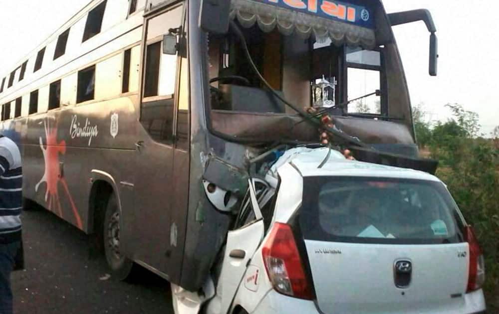 A car rams into a private bus in the early hours at Kolhapur-Pune express.