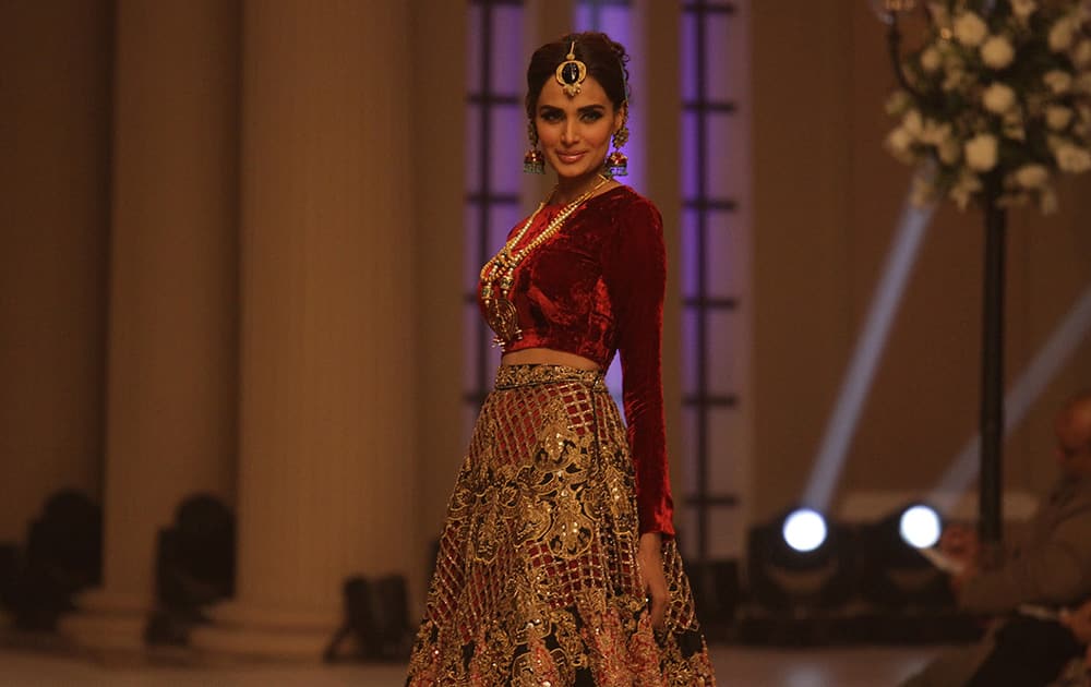 Pakistani model Teena presents a creation by Pakistani designer Hina Butt during the Telenor Bridal Couture Week 2014, in Lahore, Pakistan.
