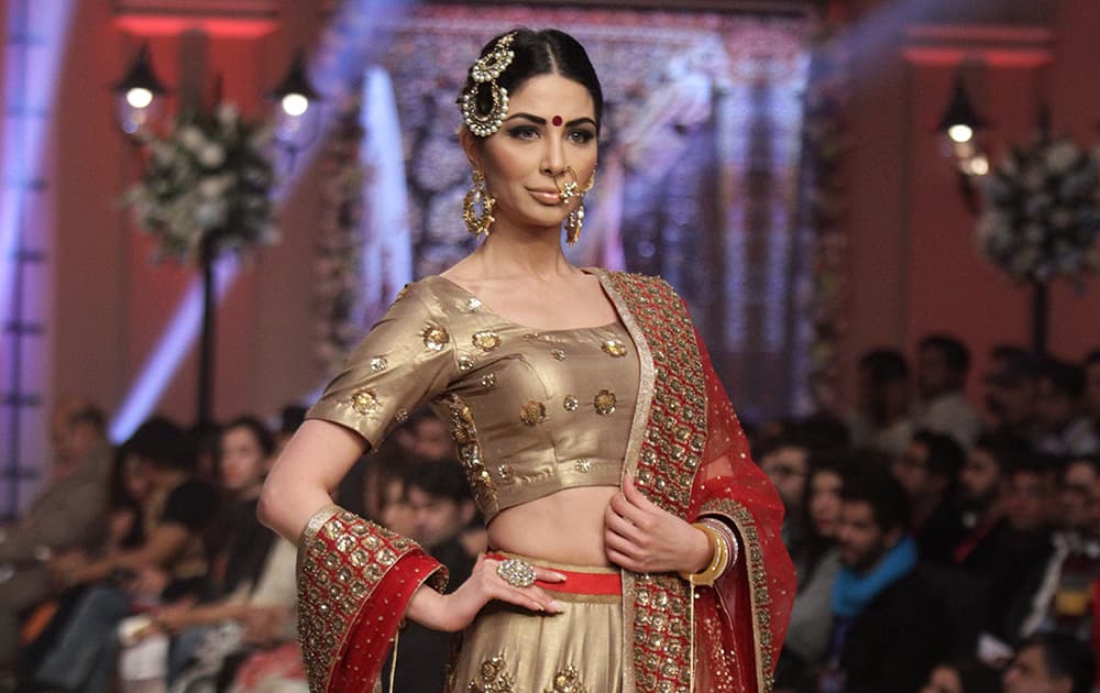 A Pakistani model presents a creation by Indian designer Mini Bindra during the second day of Telenor Bridal Couture Week 2014, in Lahore, Pakistan.