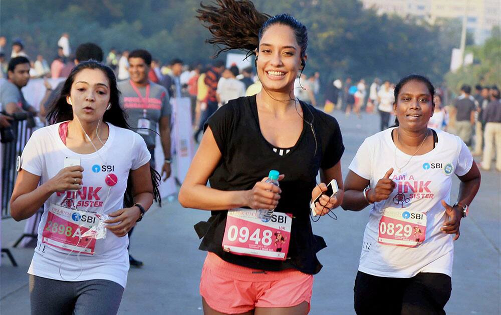 Bollywood Actress Lisa Haydon participate in a Marathon to create awareness about breast cancer in Mumbai.