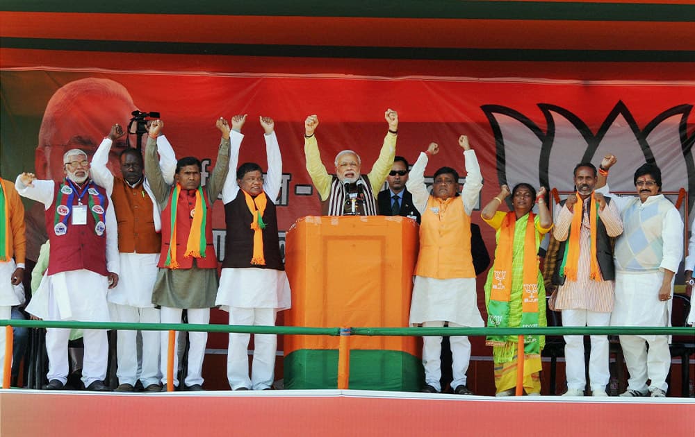 Prime Minister Narendra Modi with NDA leaders during an election campaign rally in Dumka, Jharkhand.