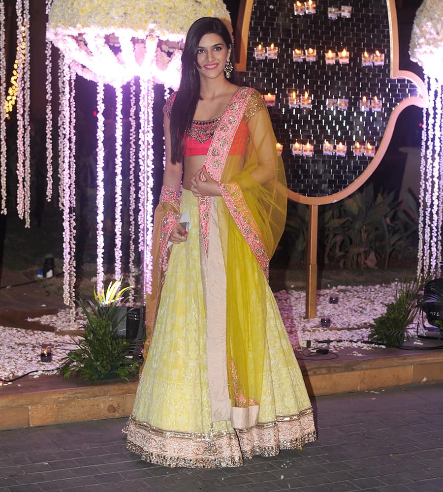 Kriti Sanon during Riddhi Malhotra and Tejas Talwalkar's marriage reception in Mumbai.- dna