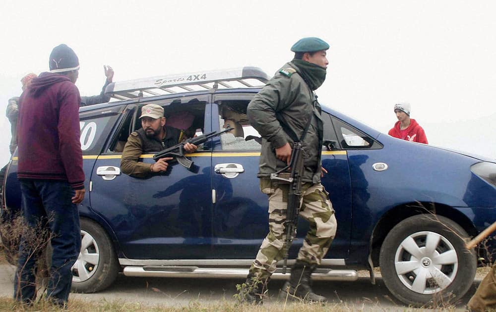 Sikh people attack the vehicle of BJP leader Navjot Singh Sidhu over his alleged controversial remarks at Bhor Camp in Jammu.