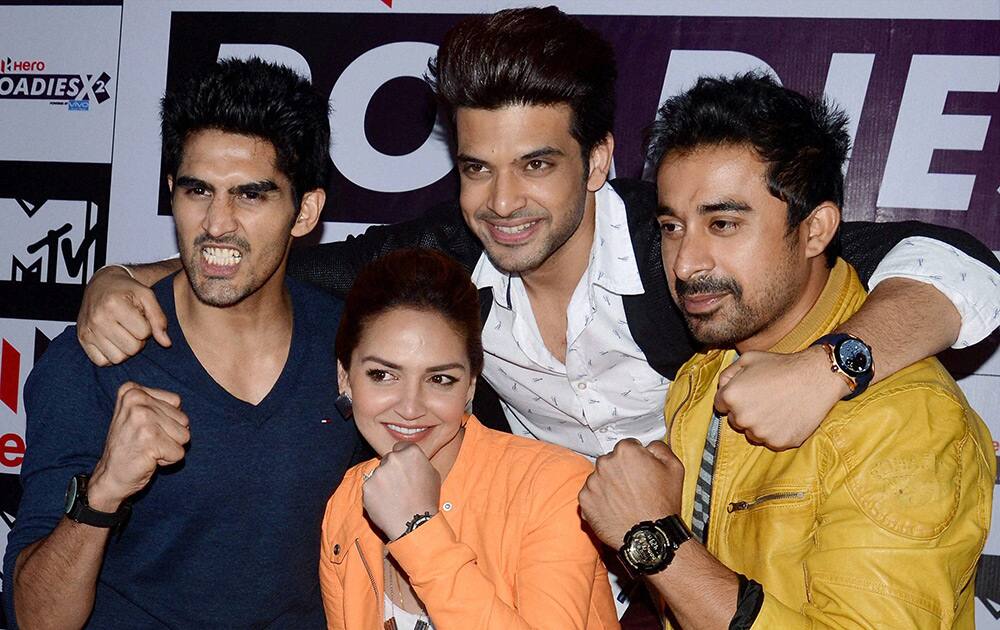 Boxer Vijender Singh and actors Esha Deol, Karan Kundra and Rannvijay Singh during a promotional programe in Kolkata.