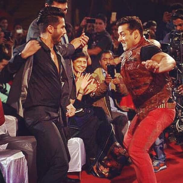 shahidkapoor :- How about that for a fun day at work . Win an award anddddd dance with BHAI . Amaze - Instagram