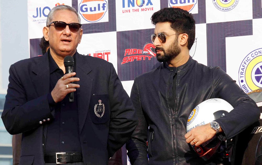 Mumbai Police Commissioner Rakesh Maria and Bollywood actor Abhishek Bachchan cheer and support for the cause of Ride for Safety event in Mumbai.