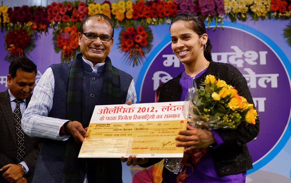 MP Chief Minister Shivraj Singh Chouhan felicitates shuttler Saina Nehwal during Shikhar Khel Alankaran programme in Bhopal.