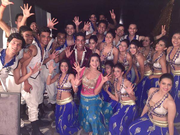 GAUAHAR KHAN:- Wid d fab troupe of @Shiamakofficial .. Love them..#delhi #missindia .. Amazing show.. -twitter