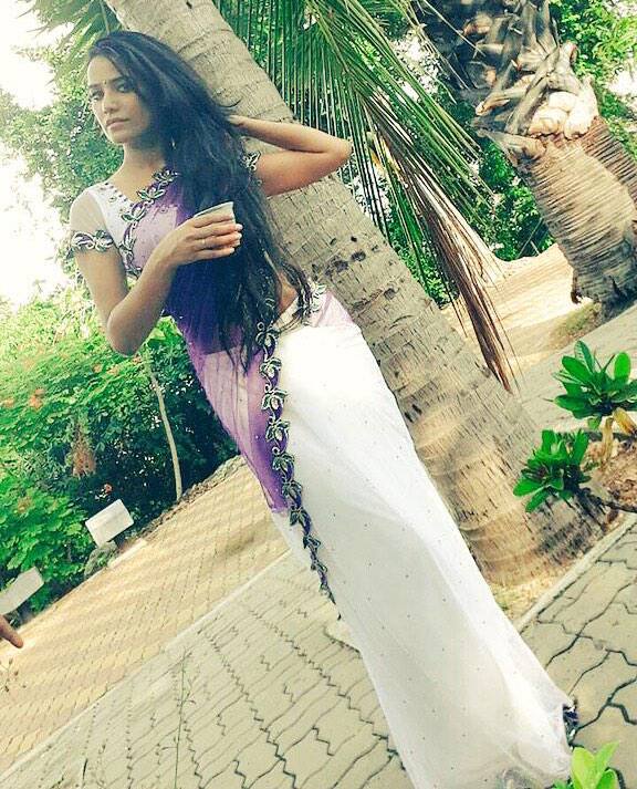 Poonam Pandey :- I Wonder why people don't Recognise me in a Saree? -twitter