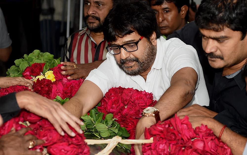 Actor Vivek pays his last respects at the funeral of Dadasaheb Phalke Award winner and veteran film director K Balachander, at his residence in Chennai.