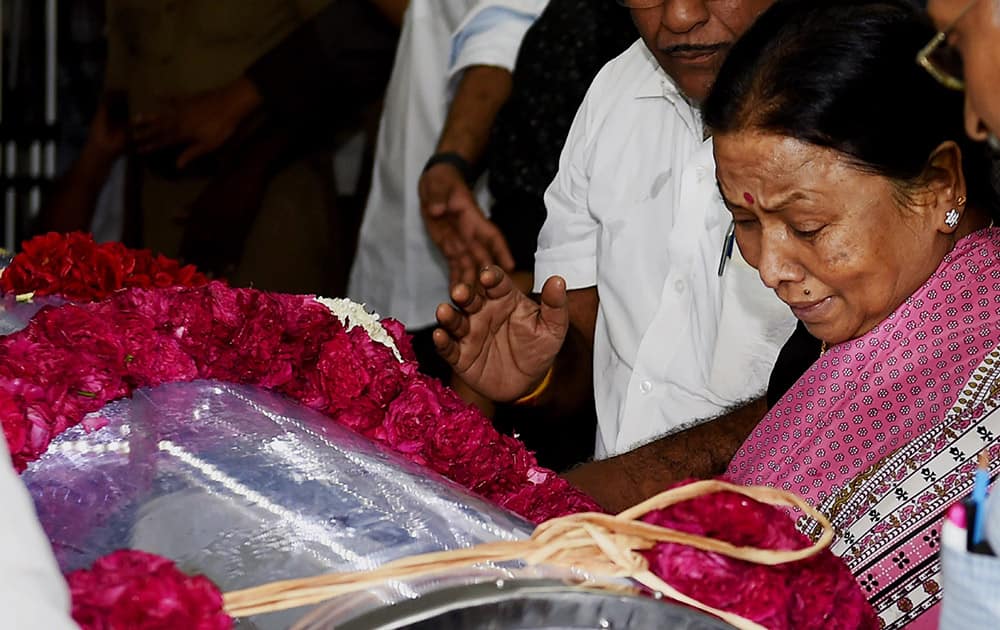 Veteran Actress Manorama pay her last respects at the funeral of Dadasaheb Phalke Award winner and veteran film director K Balachander, at his residence in Chennai.