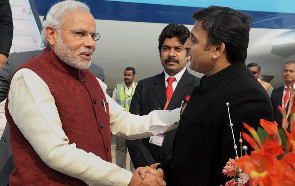 Prime Minister Narendra Modi being received by the Chief Minister of Uttar Pradesh Akhilesh Yadav, on his arrival at Varanasi airport.