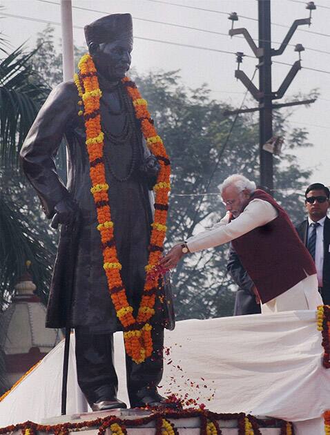 Prime Minister Narendra Modi pays floral tribute to the statue of Madan Mohan Malaviya, in Varanasi.