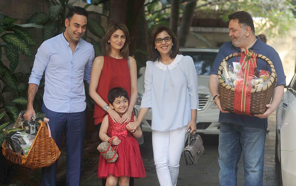 Bharat Sahni, Riddhima, Samara, Neetu and Rishi Kapoor at Shashi Kapoor's house for Christmas lunch in Mumbai.- DNA