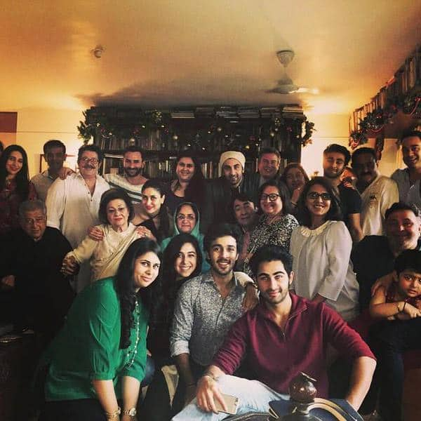 Kareena Kapoor Khan ‏:- Photo: Kapoor Khandan celebrates Christmas. Kareena, Karisma, Ranbir, Rishi, Randhir, Sashi and others - TWITTER 