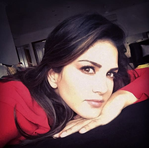 sunnyleone :- I think I'm gonna pass out on the couch before dinner. So sleepy - Instagram