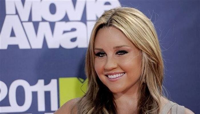 Amanda Bynes debuts brunette hair