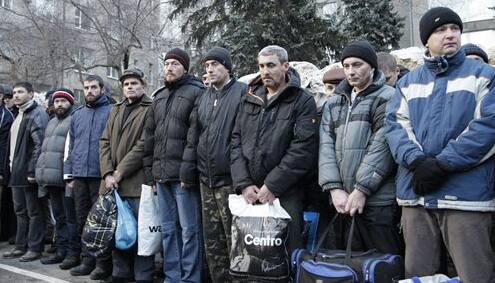 Kiev and rebels swap hundreds of captives in peace push