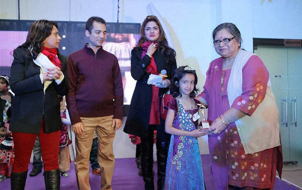 Sangeeta Jaitley, wife of Finance Minister Arun Jaitley distributing prize to winners during a Christmas party at Kids Kraze.