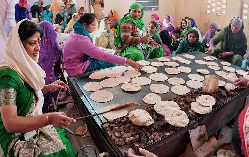 Women preparing Prasada on the occasion of Guru Gobind Singh Jayanti at a Gurudwara.