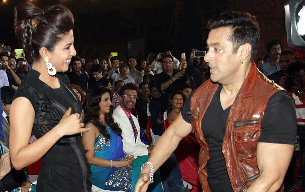 Bollywood actors Salman Khan and Priyanka Chopra during the BIG STAR Entertainment Awards 2014 in Mumbai.