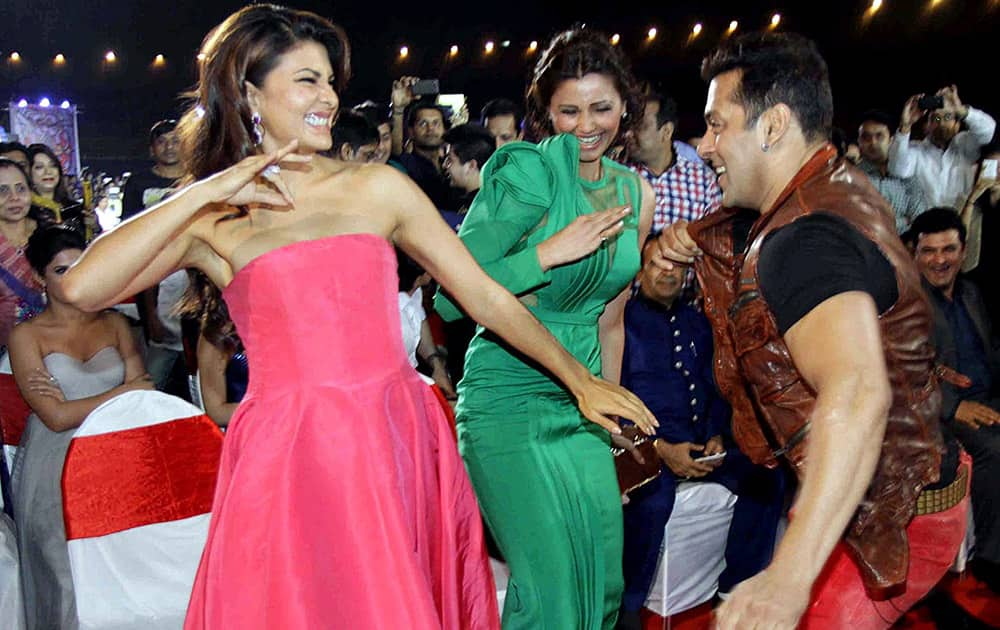 Bollywood actors Salman Khan and Jacqueline Fernandez during the BIG STAR Entertainment Awards 2014 in Mumbai.