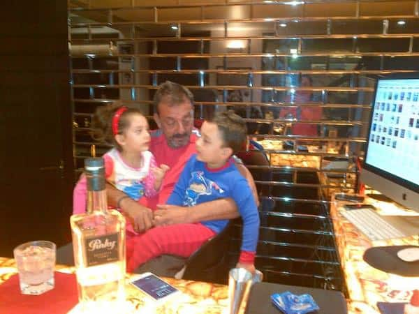 ameesha patel ‏:- Sanjay dutt the sweetest father to his 2 gorgeous children..such a lovely family they make  - Twitter