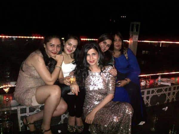 ameesha patel ‏:- Girl gang at sanjay dutts home   - Twitter