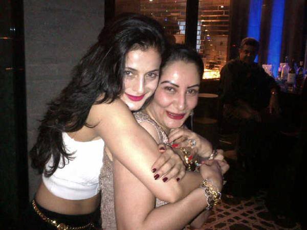 ameesha patel ‏:- Sanjay dutts ever gracious n lovely wife Manayata   - Twitter