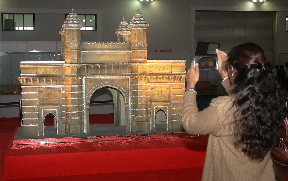 The replica of Gateway Of India made with Diamond & Gold at a jewellery exhibition.