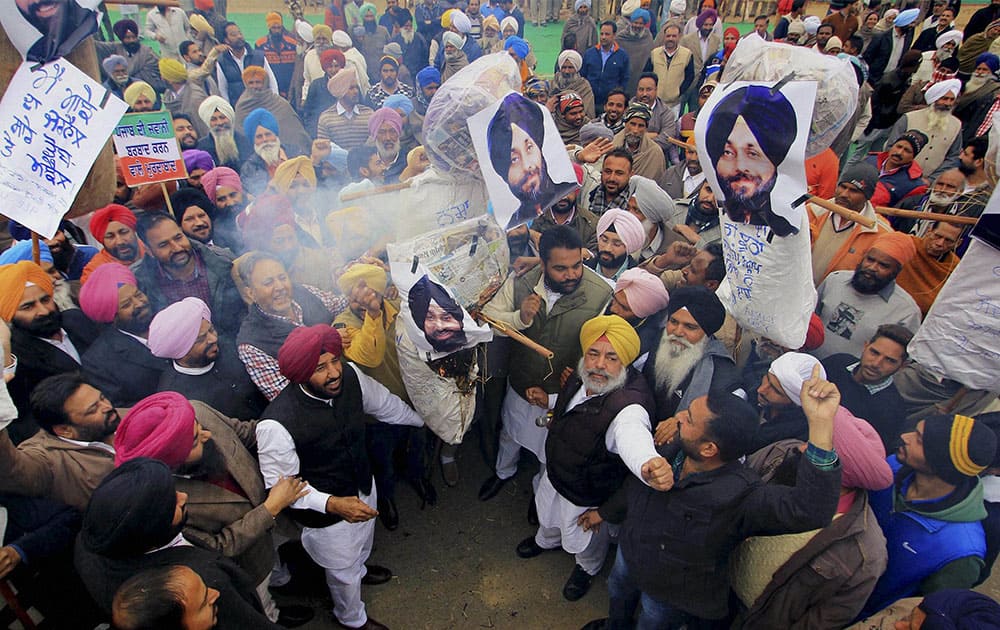 Congress workers burning effigy of Punjab deputy chief minister Sukhbir Singh Badal for blaming BSF for drugs smuggling in Amritsar.