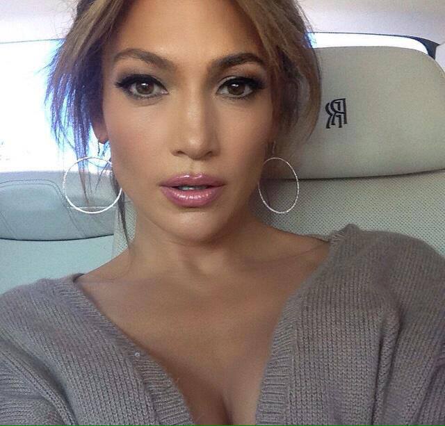 Jennifer Lopez :- Hi everybody... #HappyNewYear #FirstSelfieOfTheYear See you soon @bodylabforwomen #JLoBodyLab -twitter